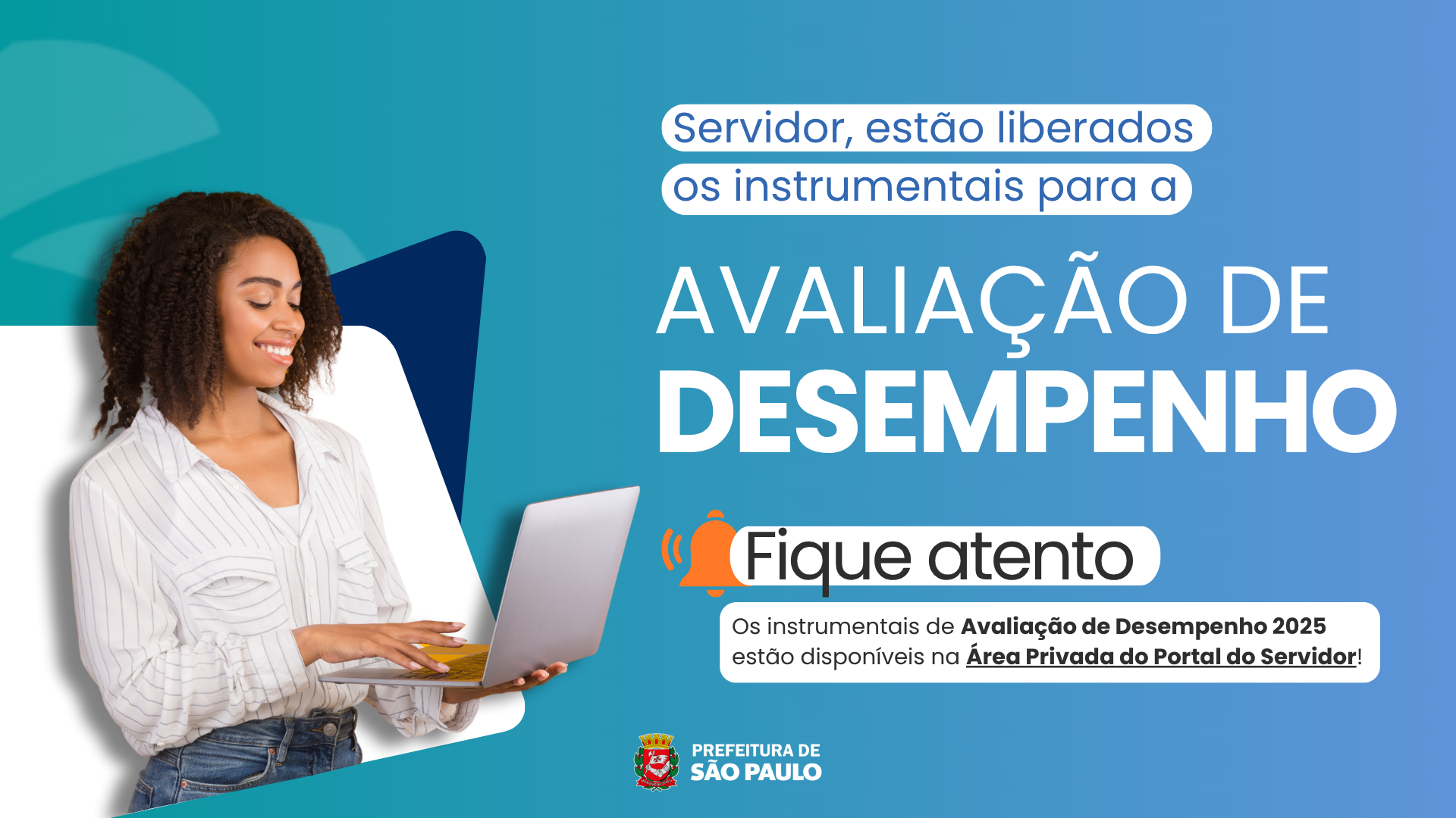 Arte com o fundo com um gradiente azul. No canto esquerdo a imagem de uma mulher mexendo em um computador.  No lado direito o seguinte texto:  "Servidor, estão liberados os instrumentais para a Avaliação de Desempenho. Fique atento! Os instrumentais de Avaliação de Desempenho 2025 estão disponíveis na Área Privada do Portal do Servidor! " No rodapé, o logotipo da Prefeitura de São Paulo.